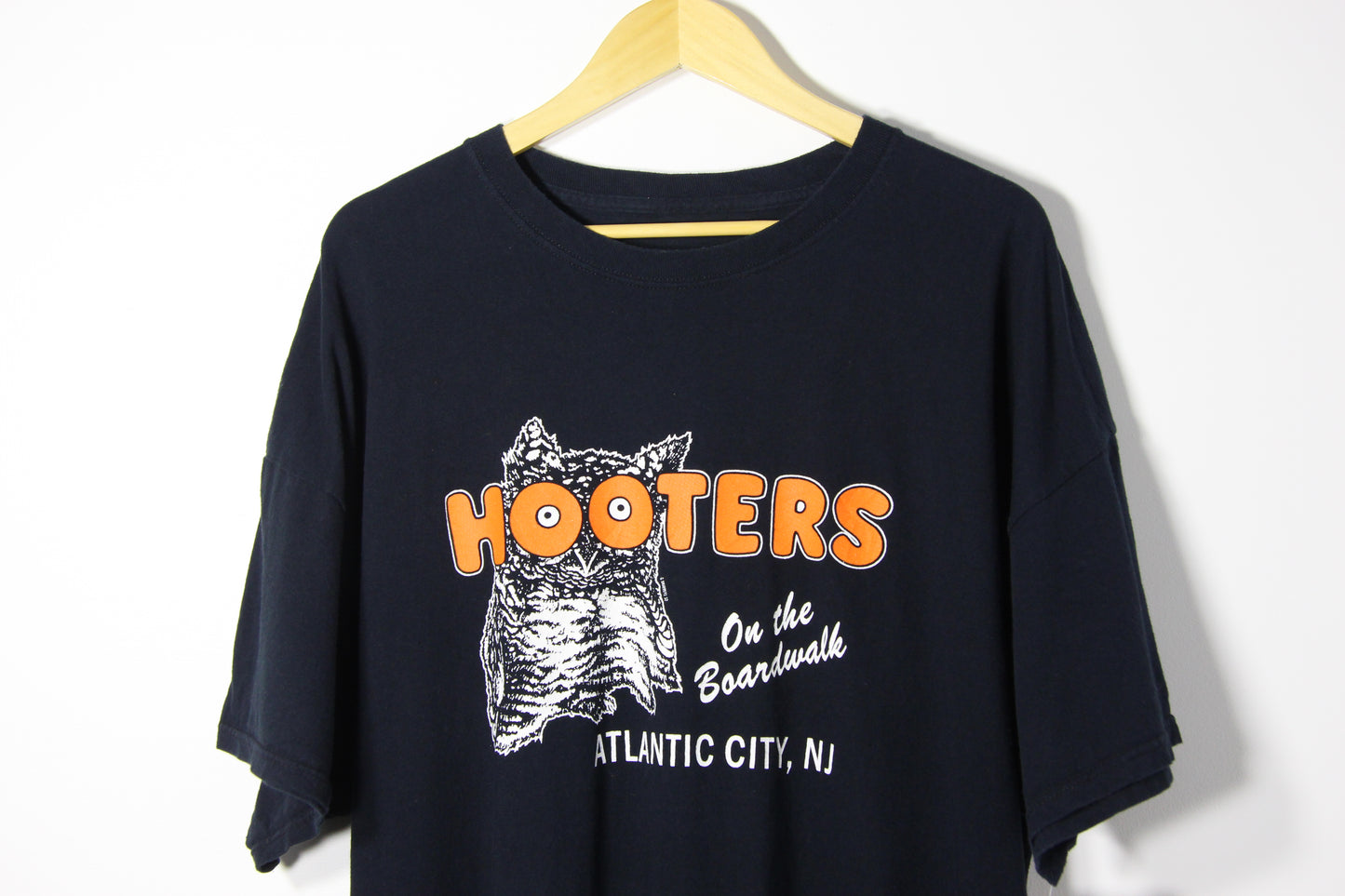 2000's Hooters Graphic Tee - XL